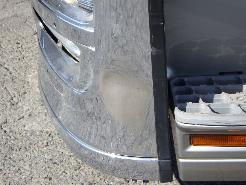 フロントバンパーの助手席側にキズ・ヘコミがあります。|三菱 スーパーグレート QPG-FP64VDRの写真24