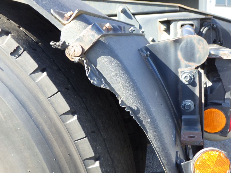 助手席側リヤフェンダーに削れがあります。|三菱 スーパーグレート QPG-FP64VDRの写真27