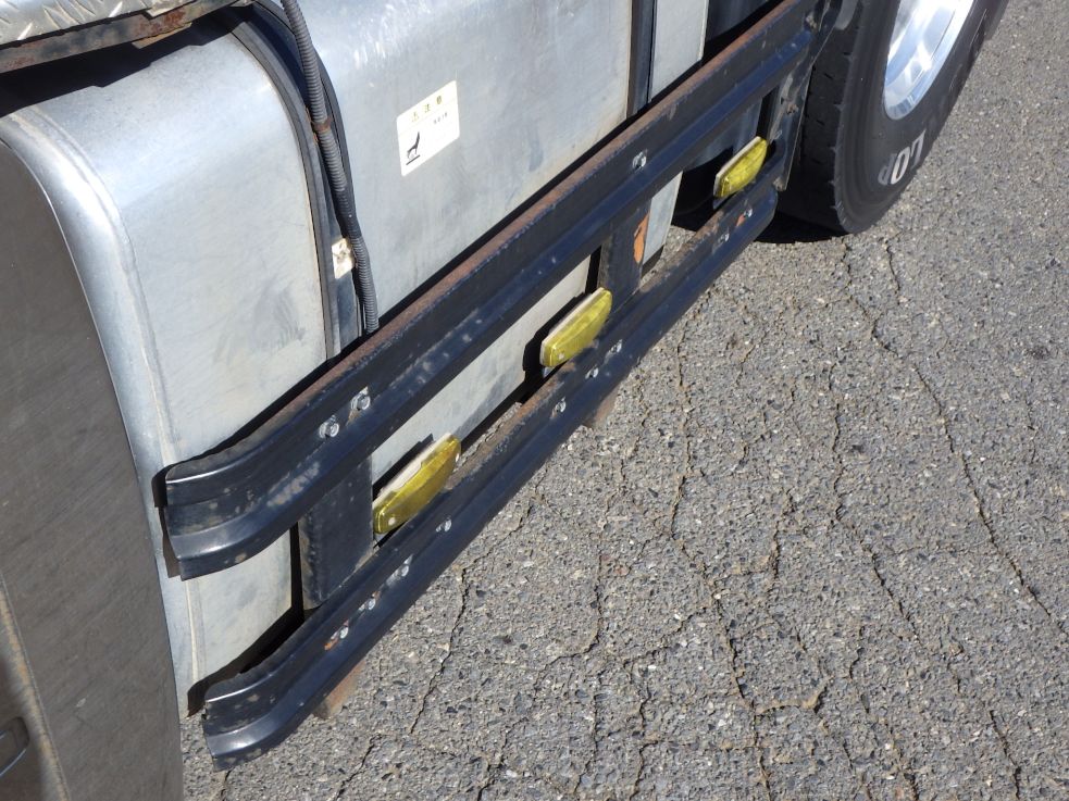 助手席側サイドバンパーにサビがあります。（運転席側にもあります）|三菱 スーパーグレート QPG-FP64VDRの写真28