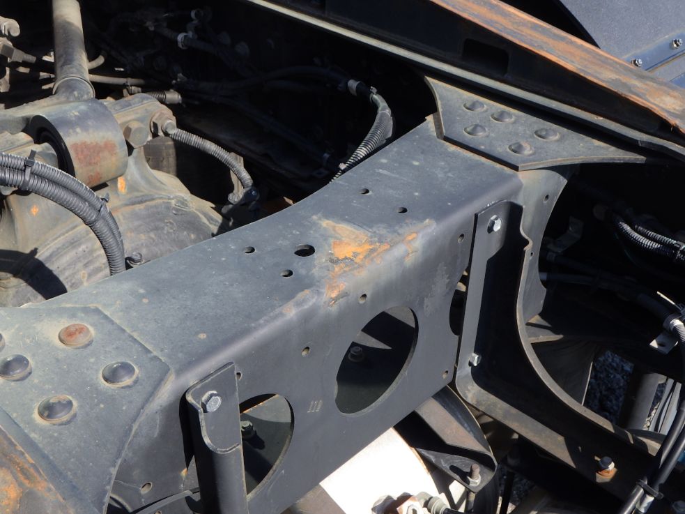 クロスメンバーにキズ・サビ・ヘコミがあります。|三菱 スーパーグレート QPG-FP64VDRの写真30