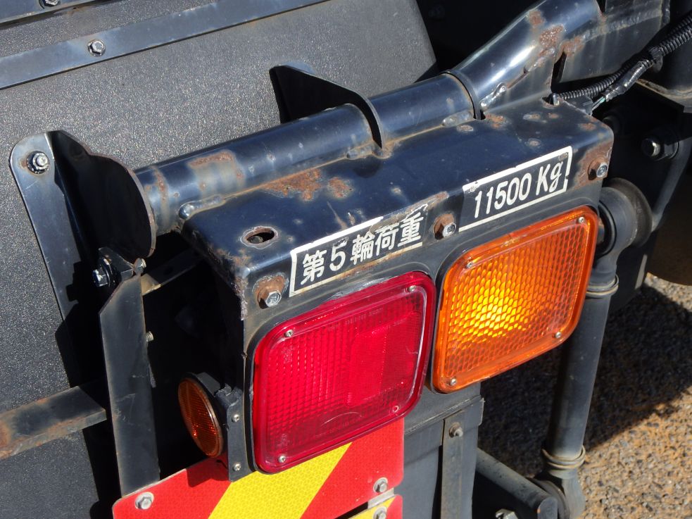 左右のテールブラケットにサビがあります。|三菱 スーパーグレート QPG-FP64VDRの写真32