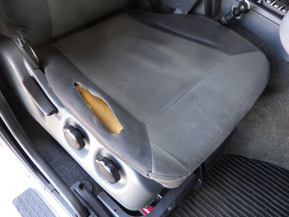 運転席座面にヘタリ・破れがあります。|三菱 スーパーグレート QPG-FP64VDRの写真33