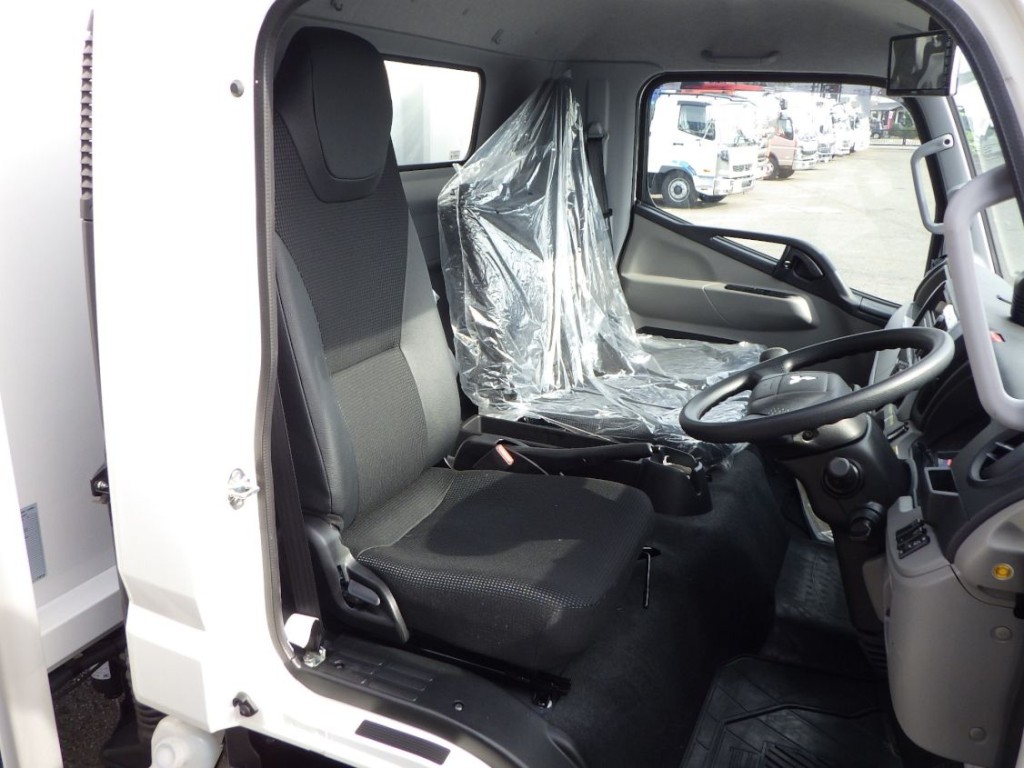 乗車定員は3名です。|三菱 キャンター 2PG-FEB80(2WD)の写真6