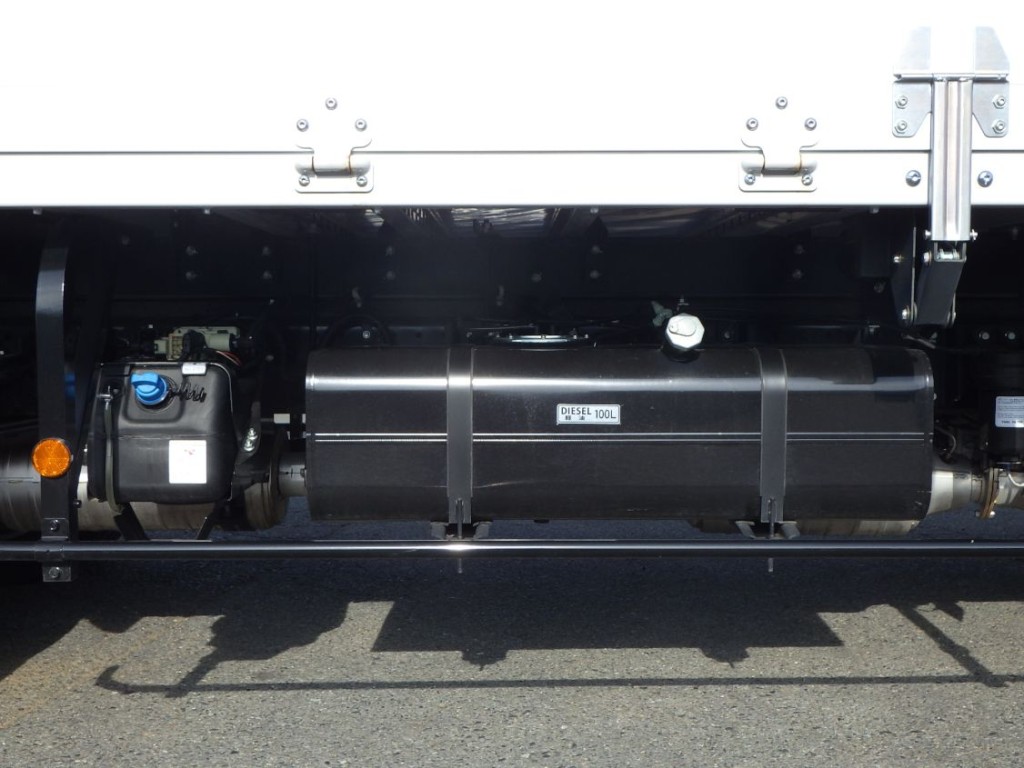 燃料タンクは100Lです。|三菱 キャンター 2PG-FEB80(2WD)の写真23