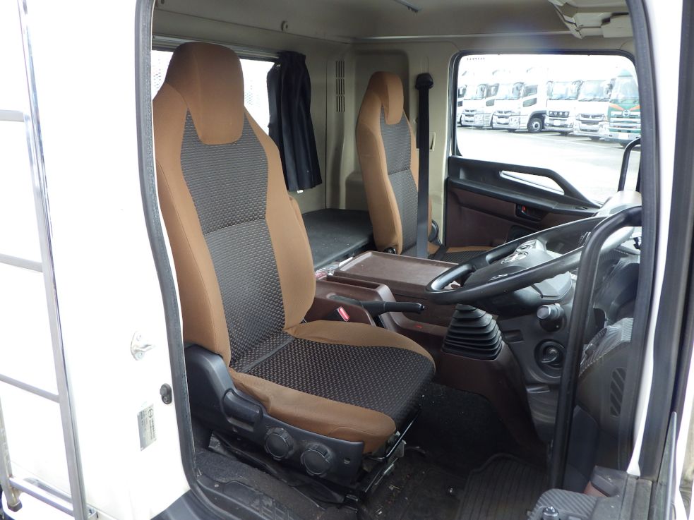 乗車定員は２名です。|日野 レンジャー 2KG-FD2ABA(2WD)の写真6