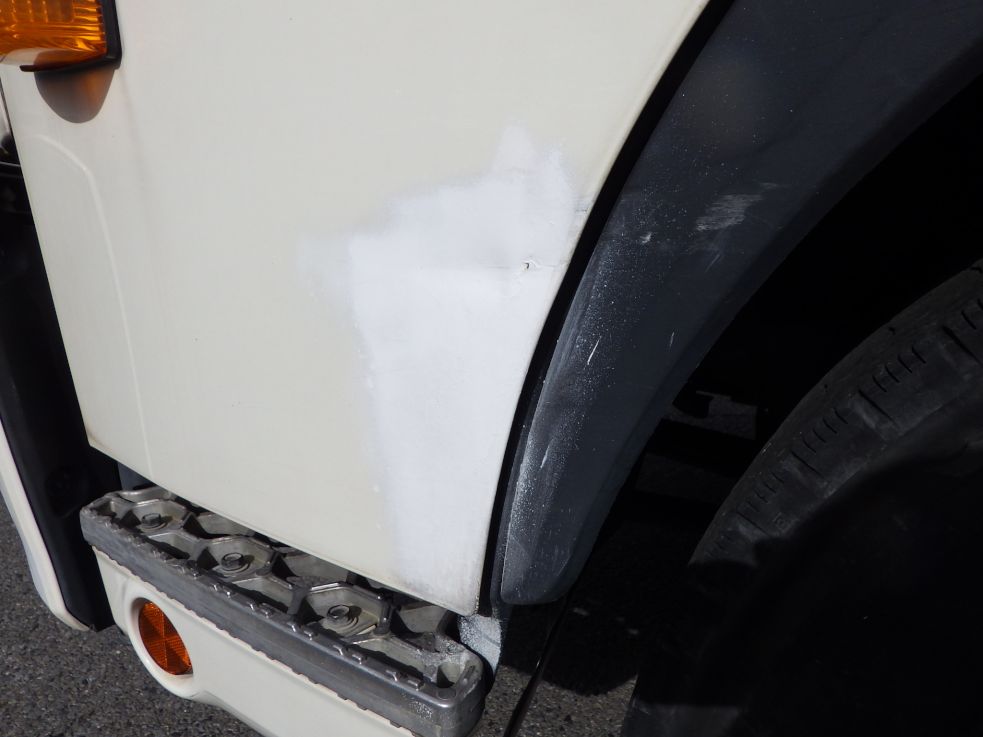 助手席側ドアにキズ・ヘコミ・塗装跡があります。|日野 レンジャー 2KG-FD2ABA(2WD)の写真18