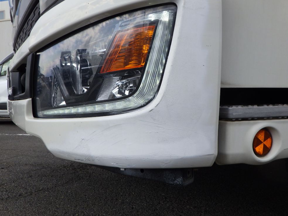 フロントバンパーの助手席側にキズ・ヘコミ・塗装跡があります。|日野 レンジャー 2KG-FD2ABA(2WD)の写真23