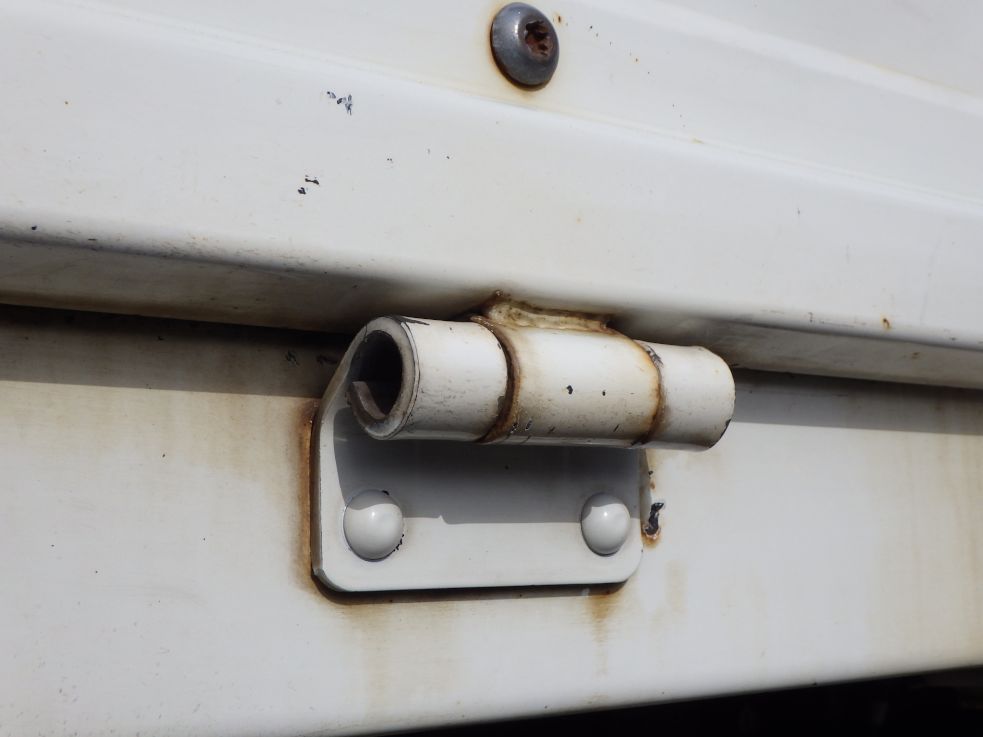 運転席側前方アオリヒンジのピンが欠損しています。|日野 レンジャー 2KG-FD2ABA(2WD)の写真28