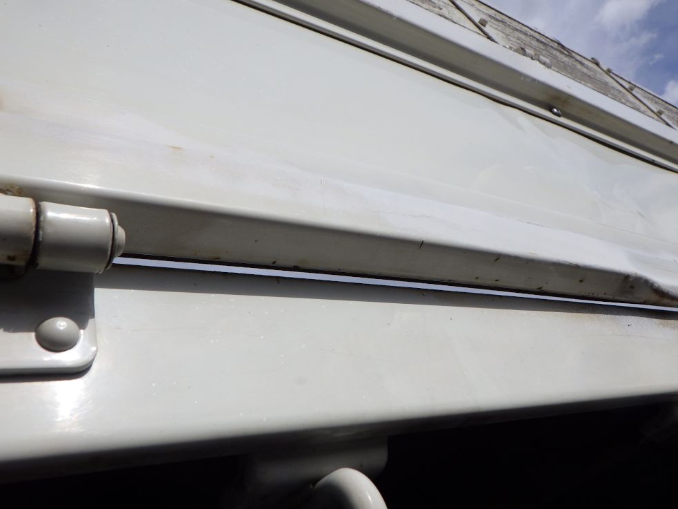 左右のアオリ下側にすき間があります。|日野 レンジャー 2KG-FD2ABA(2WD)の写真29