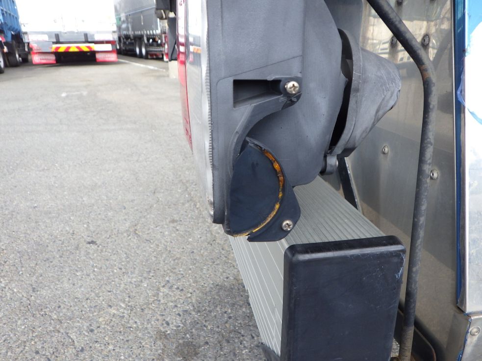 左右のリフレクターに割れがあります。|日野 レンジャー 2KG-FD2ABA(2WD)の写真30