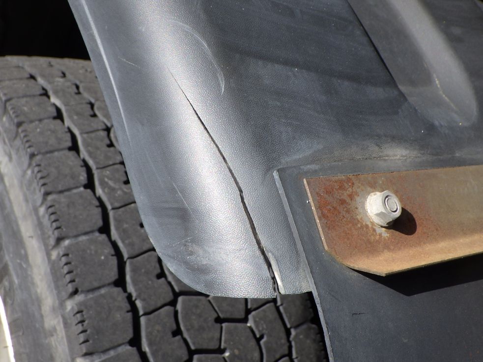 助手席側リヤフェンダーにヒビがあります。|日野 レンジャー 2KG-FD2ABA(2WD)の写真31