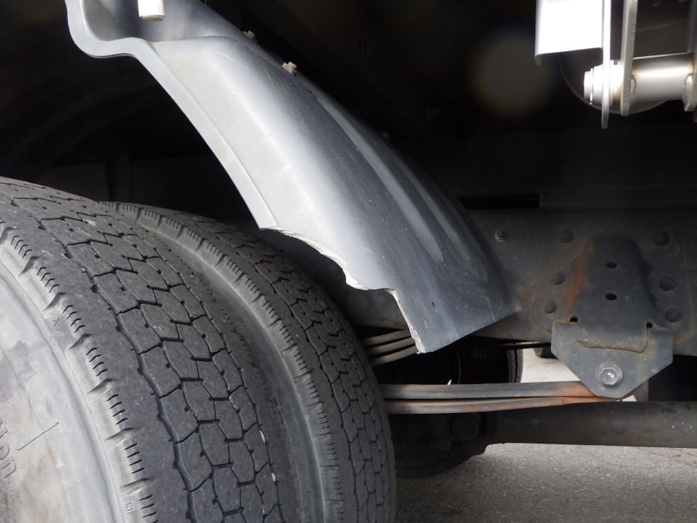 運転席側リヤフェンダーに割れがあります。|日野 レンジャー 2KG-FD2ABA(2WD)の写真32