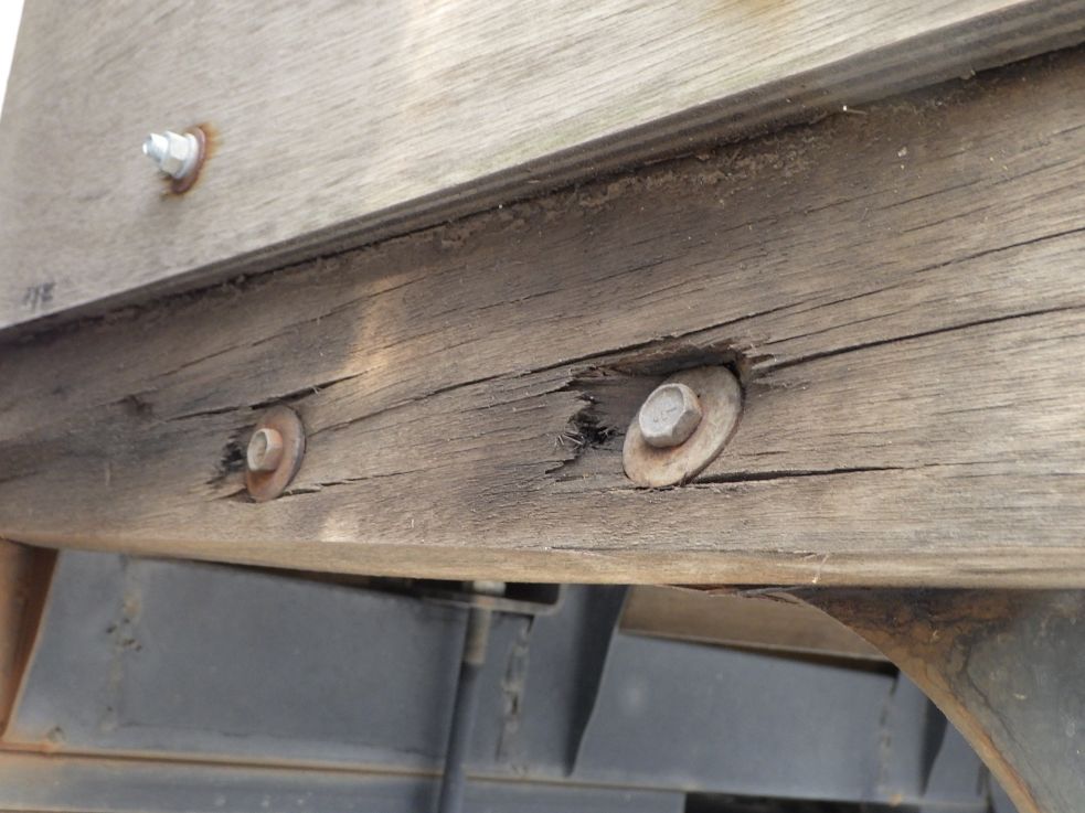 前方横ネタに腐食・割れがあります。|日野 レンジャー 2KG-FD2ABA(2WD)の写真35