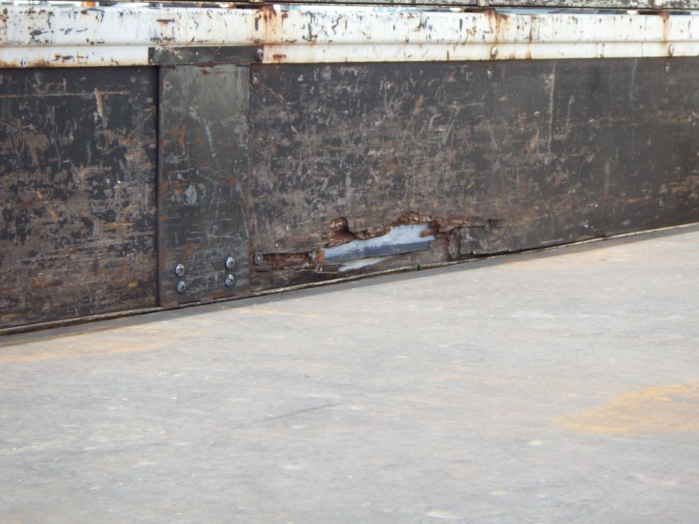 荷台ベニヤ板の一部に割れがあります。|日野 レンジャー 2KG-FD2ABA(2WD)の写真38