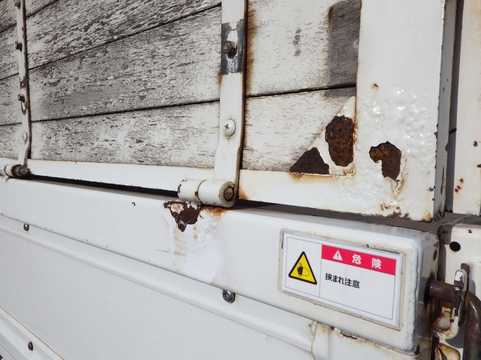 リヤ周りにキズ・サビがあります。|日野 レンジャー 2KG-FD2ABA(2WD)の写真40