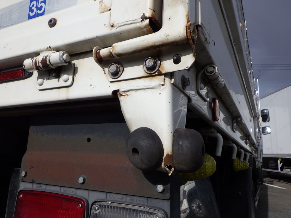 リヤ後方の運転席側にキズ・ヘコミがあります。|日野 レンジャー 2KG-FD2ABA(2WD)の写真42