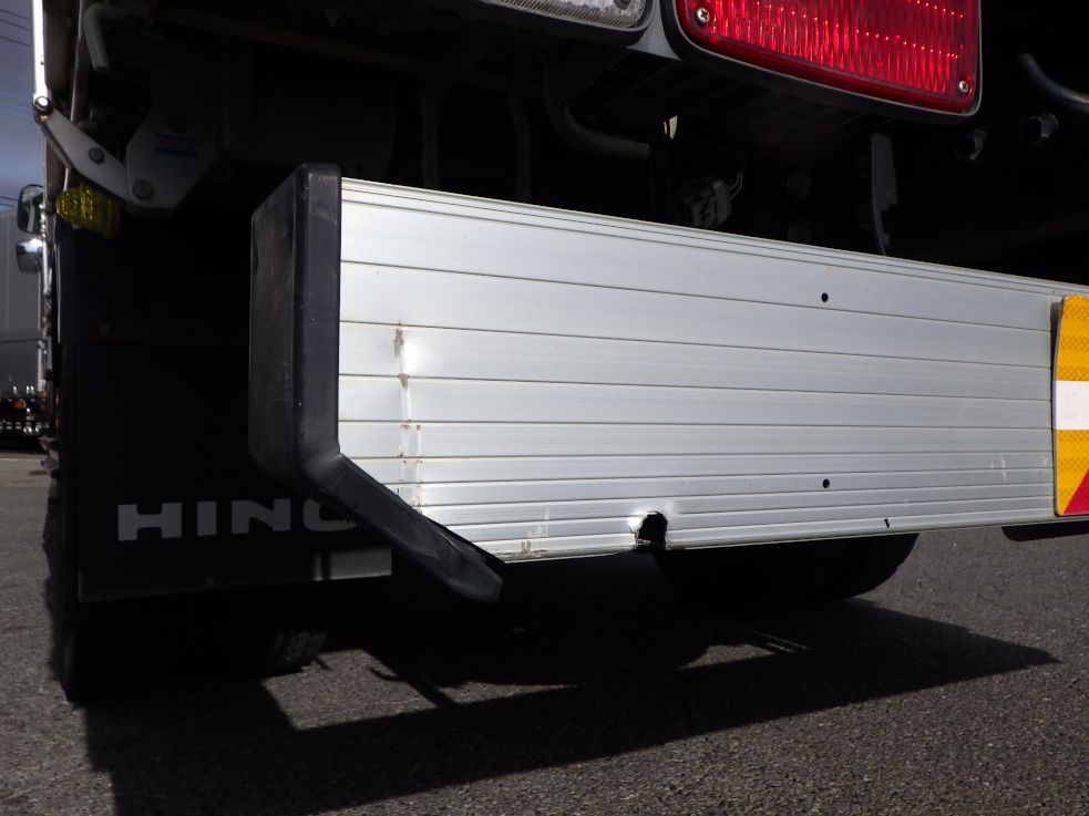 リヤバンパーの助手席側にキズ・ヘコミ・割れがあります。（運転席側にもあります）|日野 レンジャー 2KG-FD2ABA(2WD)の写真43