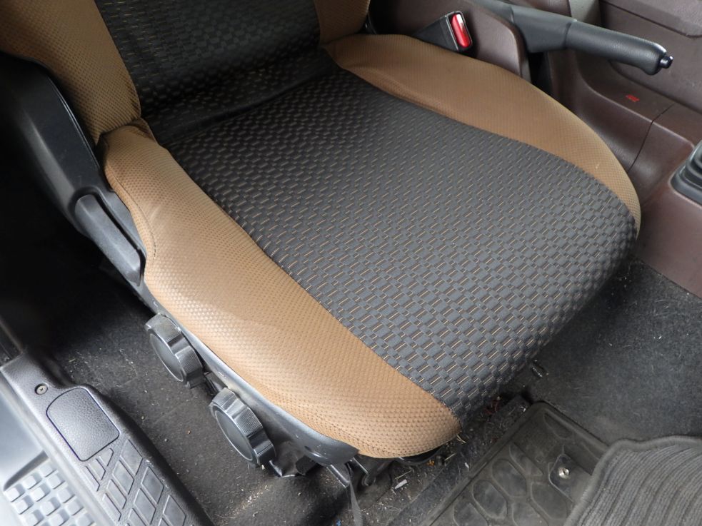 運転席座面にヘタリがあります。|日野 レンジャー 2KG-FD2ABA(2WD)の写真45