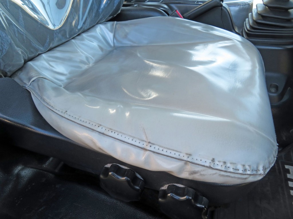 運転席座面にヘタリがあります。|日野 レンジャー TKG-GC7JEAAの写真7