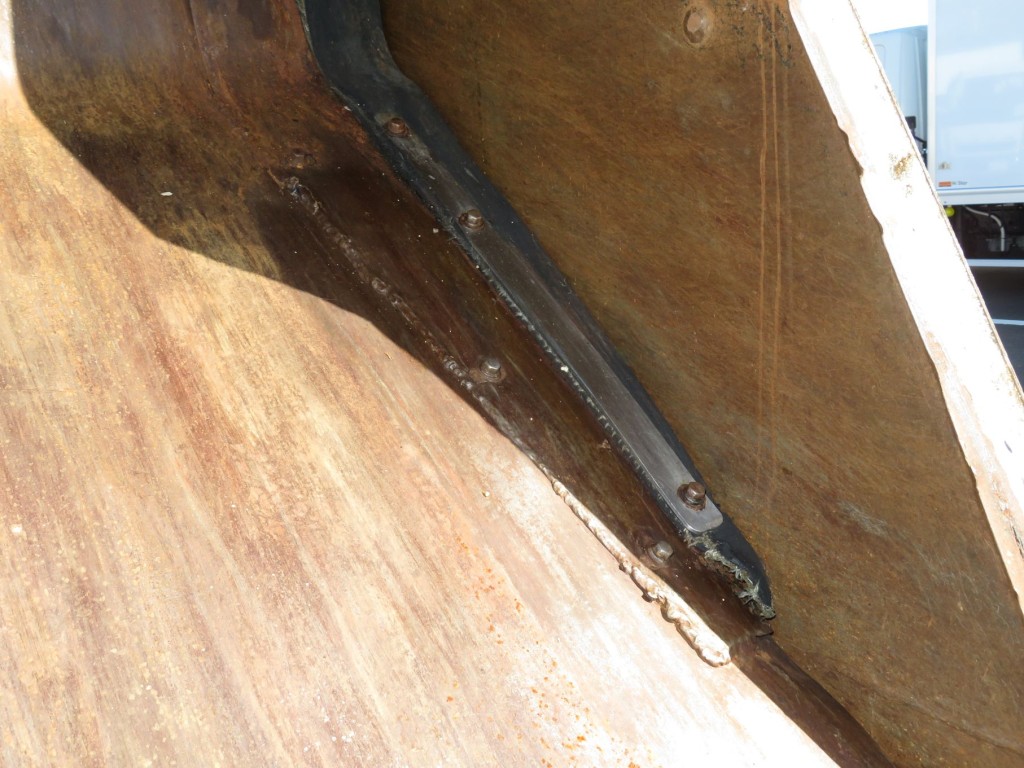 排出板に溶接補修箇所があります。|日野 レンジャー TKG-GC7JEAAの写真37