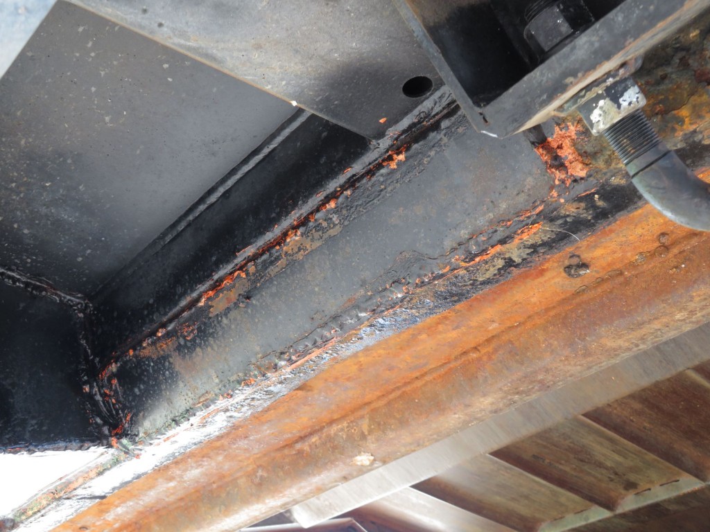 汚水受け底面にパッチ当て補修箇所があります。|日野 レンジャー TKG-GC7JEAAの写真39