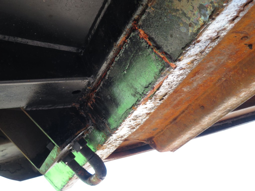 汚水受け底面にパッチ当て補修箇所があります。|日野 レンジャー TKG-GC7JEAAの写真40