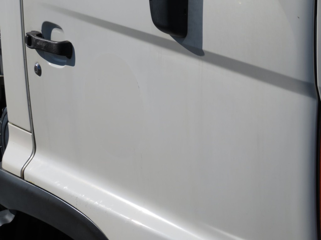 運転席ドアに看板日焼け跡があります。|日野 レンジャー TKG-GC7JEAAの写真42