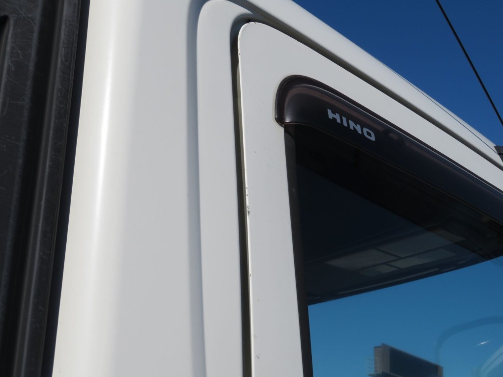 運転席ドアの窓枠部に細かいキズがあります。|日野 レンジャー TKG-GC7JEAAの写真44