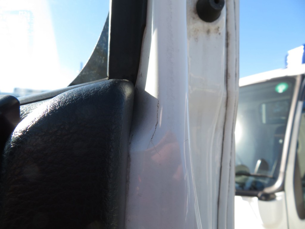 運転席ドアの内側パネルにヒビが入っています。|日野 レンジャー TKG-GC7JEAAの写真45