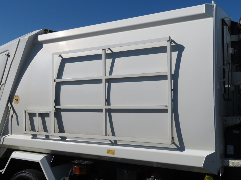 ボディー両サイドに看板差し込み枠が付いています。|日野 レンジャー TKG-GC7JEAAの写真46