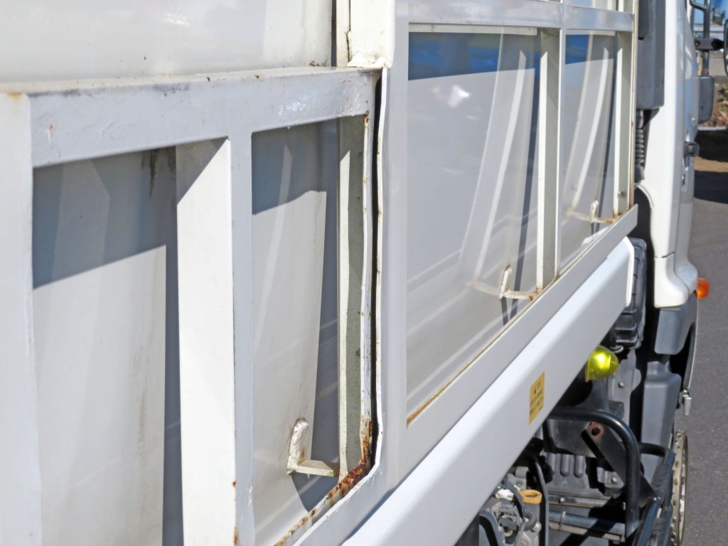 差し込み枠に歪みがあります。|日野 レンジャー TKG-GC7JEAAの写真48