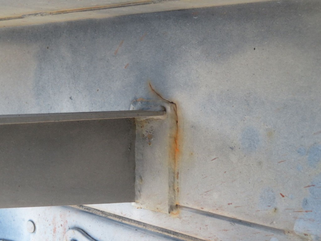 運転席側リアバンパーステー取り付け部にヒビが入っています。|日野 レンジャー TKG-GC7JEAAの写真49