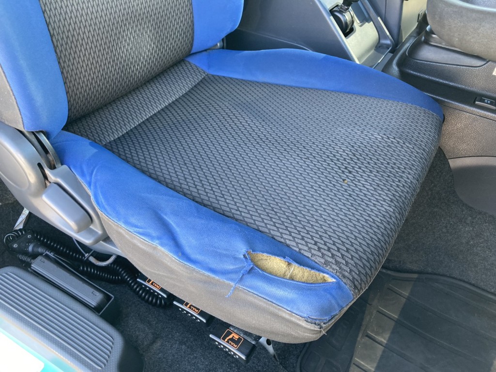シート座面の状態です。|いすゞ ギガ QKG-EXD52BDの写真11
