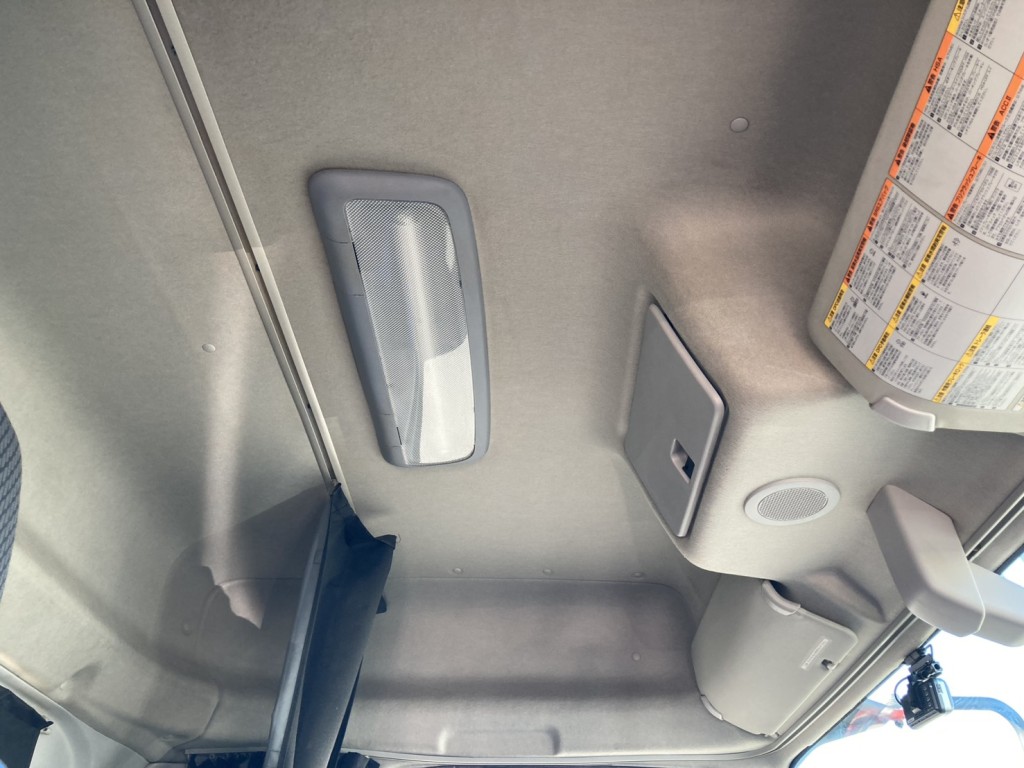 車内は広々ハイルーフです。|いすゞ ギガ QKG-EXD52BDの写真12