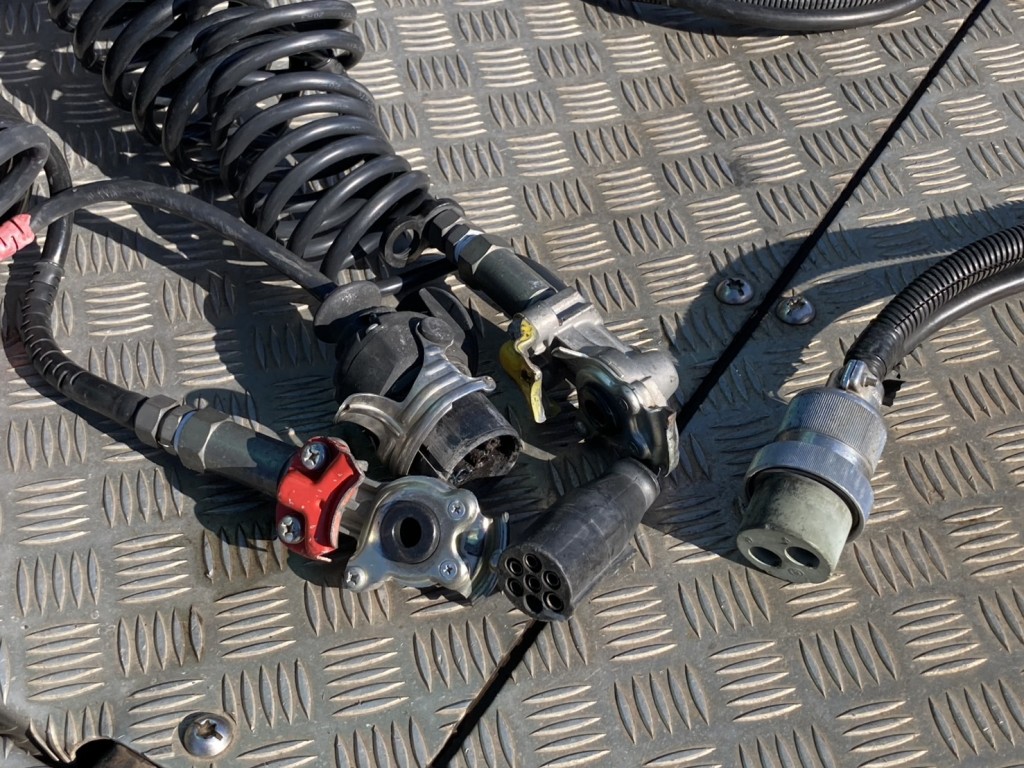 コネクター類です。|いすゞ ギガ QKG-EXD52BDの写真19