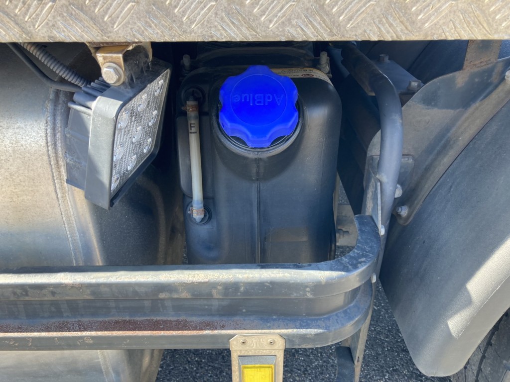 アドブルータンクです。|いすゞ ギガ QKG-EXD52BDの写真30