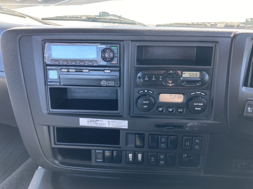 インパネ周りです。|いすゞ ギガ QKG-EXD52BDの写真32