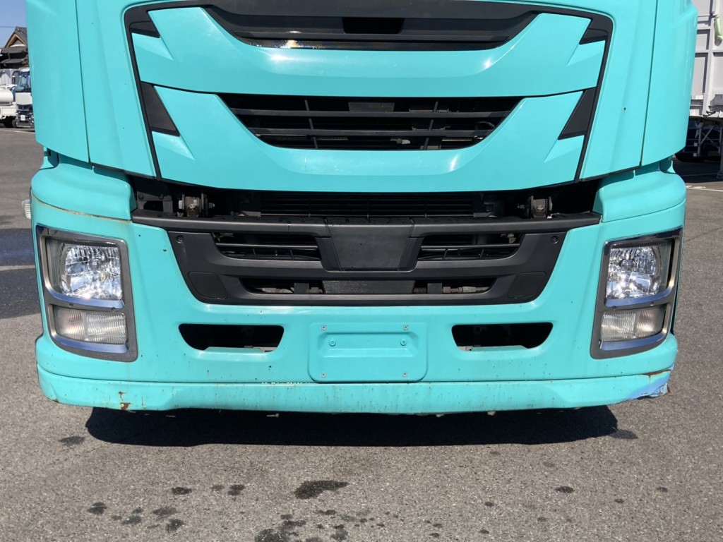 Fバンパーに小傷と塗装剥がれが有ります。|いすゞ ギガ QKG-EXD52BDの写真36