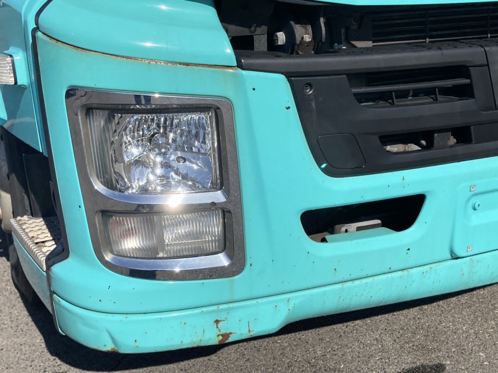 Fバンパーに小傷と塗装剥がれ凹みが有ります。|いすゞ ギガ QKG-EXD52BDの写真37