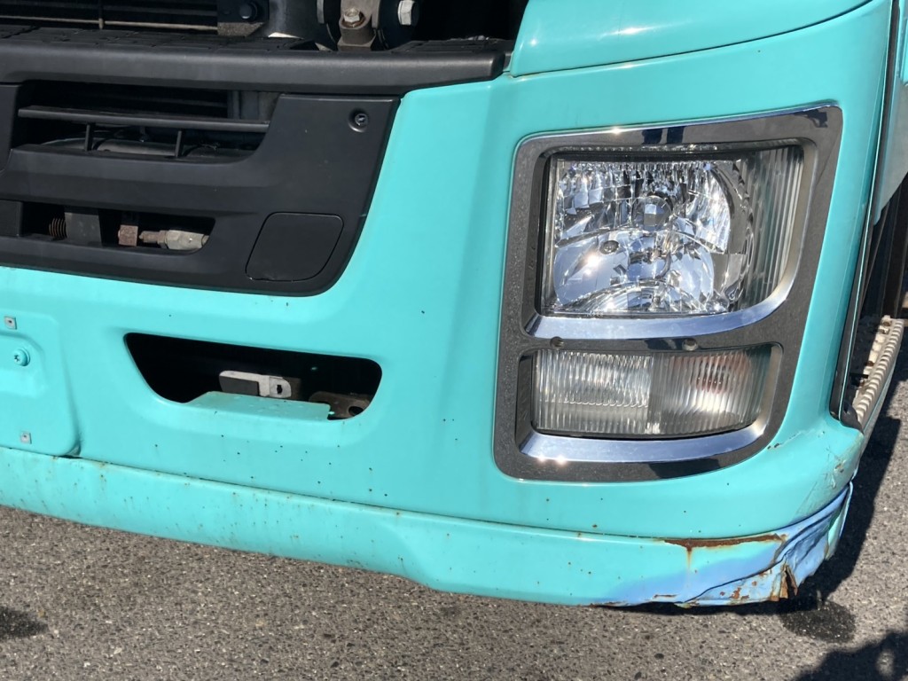 Fバンパーに小傷と塗装剥がれ凹みが有ります。|いすゞ ギガ QKG-EXD52BDの写真38