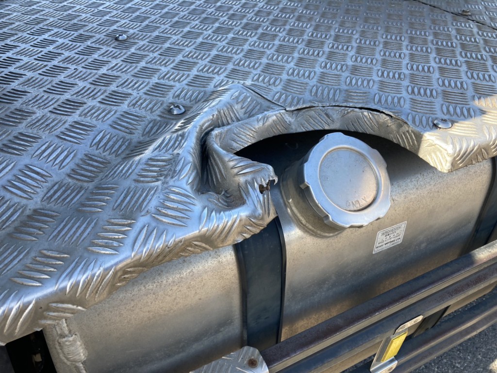 デッキ左側の燃料タンク周辺に曲がりが有ります。|いすゞ ギガ QKG-EXD52BDの写真43