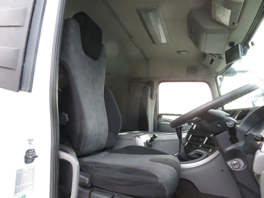 運転席座面にヘタリ・たばこ穴があいています。|UDトラックス クオン QKG-CD5ZAの写真6