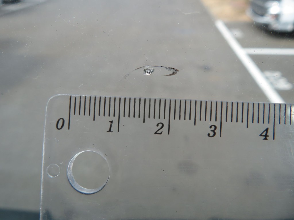 フロントガラス運転席側に飛び石跡があります。|UDトラックス クオン QKG-CD5ZAの写真13