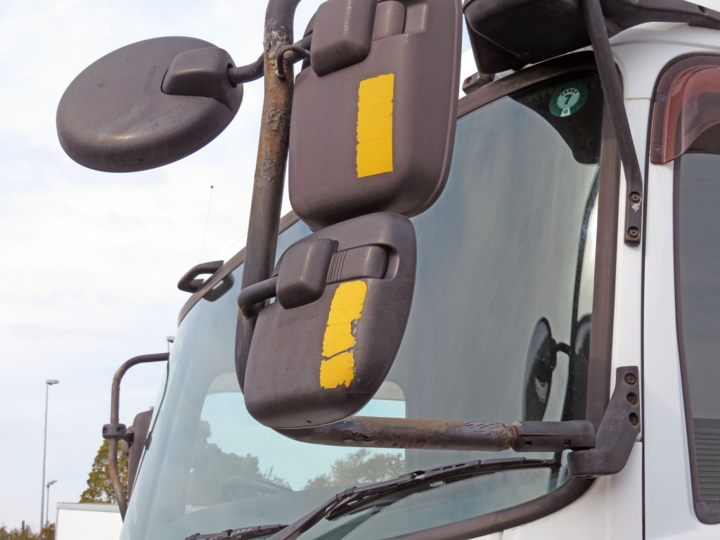 助手席側サイドミラーステーにサビがあります。|UDトラックス クオン QKG-CD5ZAの写真14