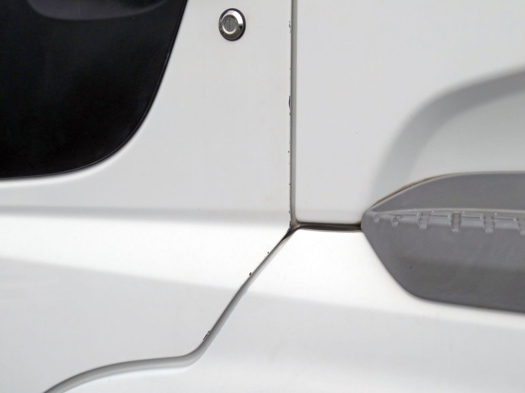 助手席ドアの後端に細かいキズがあります。|UDトラックス クオン QKG-CD5ZAの写真15