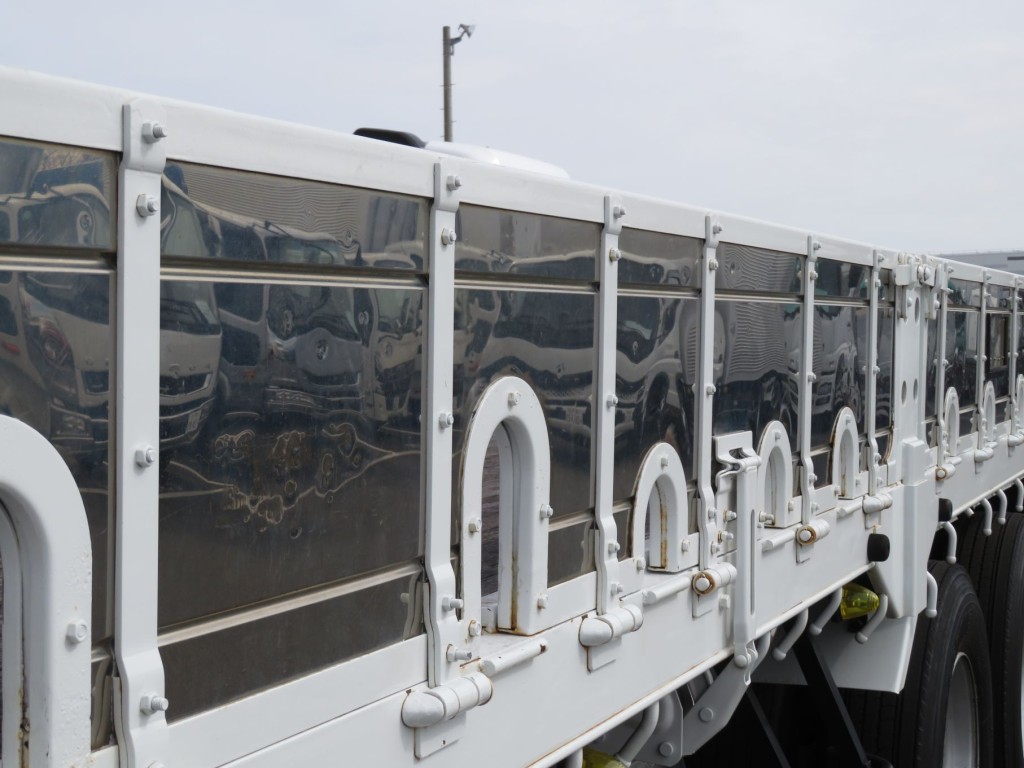 助手席側あおり各所に細かいヘコミがあります。|UDトラックス クオン QKG-CD5ZAの写真16