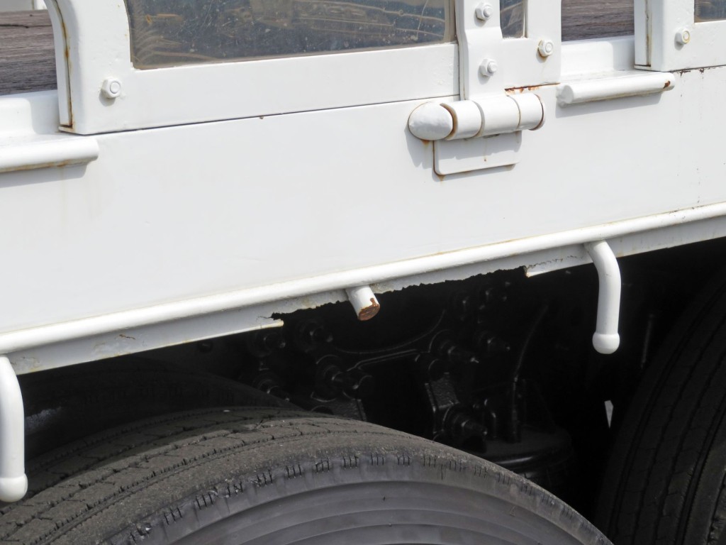 助手席側リアフェンダーに腐食・割れがあります。(ロープフックに破損個所があります)|UDトラックス クオン QKG-CD5ZAの写真17