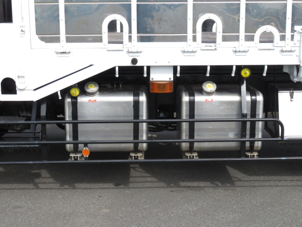 燃料タンクは200Lが2つ付いています。|UDトラックス クオン QKG-CD5ZAの写真18