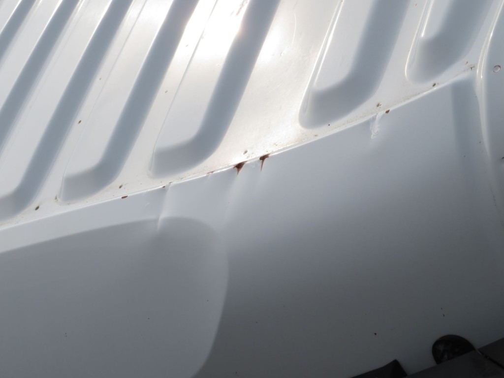 ルーフ前側にヘコミがあります。|UDトラックス クオン QKG-CD5ZAの写真26