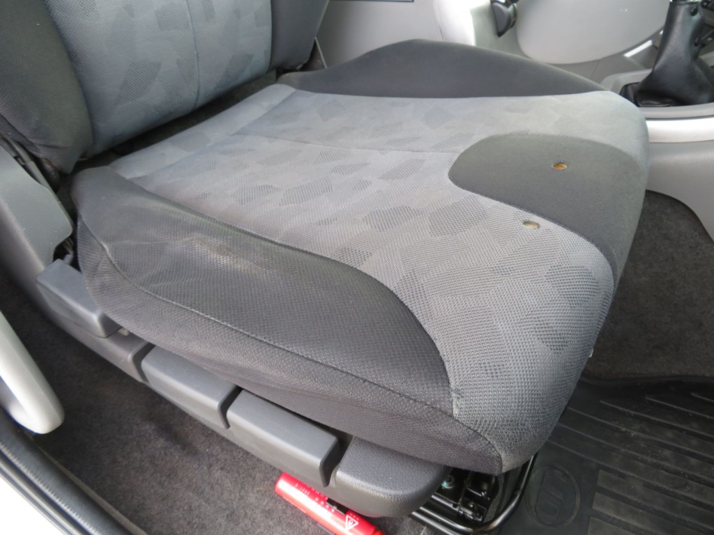 運転席座面の状態です。|UDトラックス クオン QKG-CD5ZAの写真29